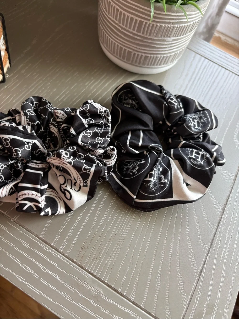 FASHION Set of 2 Black & White Silk Scrunchie Set